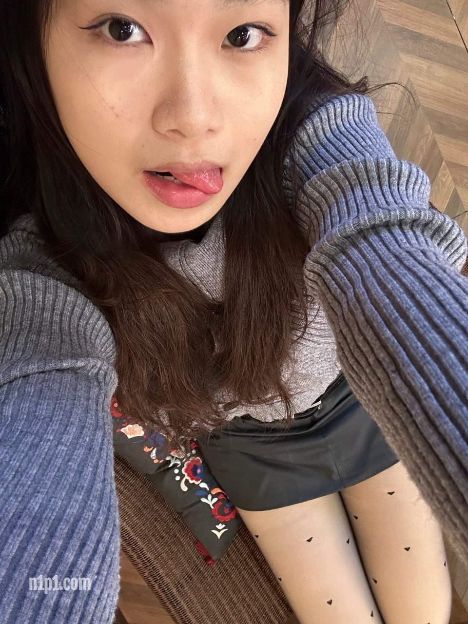 (4)