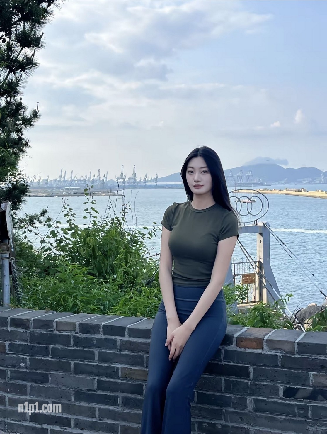 阿黑颜筷子腿气质御姐【郑夕潼】露脸性爱自拍，脸鲍同框非常母狗 [6P+13V/358MB]