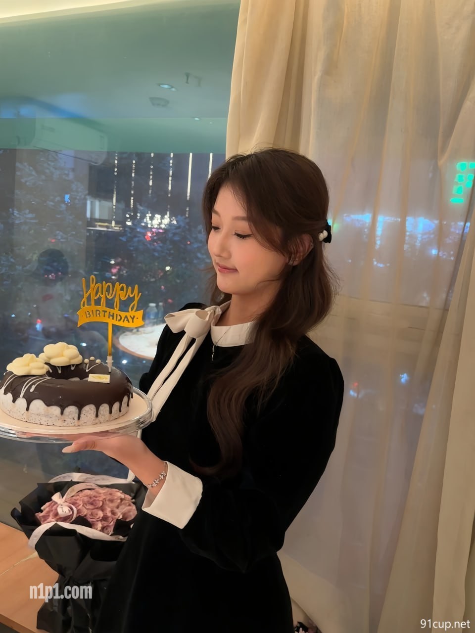 漂亮妹子身材很好，居家和男朋友露脸啪啪，搞的妹子嗷嗷叫，屁股扭来扭去 [12P+12V/195MB]